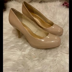 Gorgeous nude pumps!